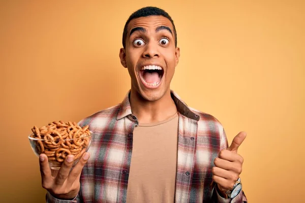 Young Handsome African American Man Holding Bowl German Baked Pretzels — Stock Photo, Image