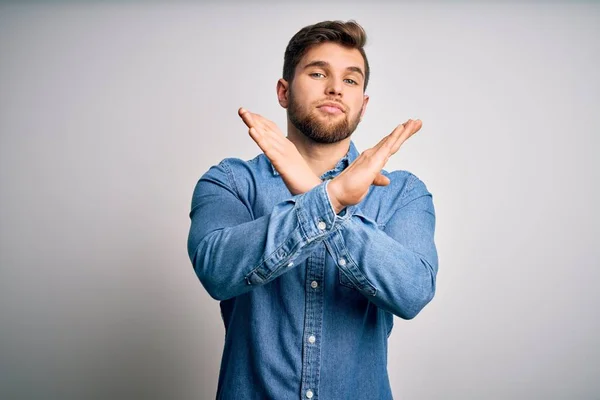 Junger Schöner Blonder Mann Mit Bart Und Blauen Augen Trägt — Stockfoto