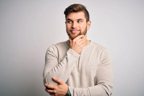 Ung Snygg Blond Man Med Skägg Och Blå Ögon Bär — Stockfoto