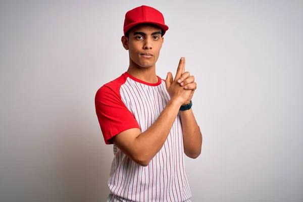 Joven Guapo Deportista Africoamericano Lleva Camiseta Béisbol Rayada Gorra Armas —  Fotos de Stock