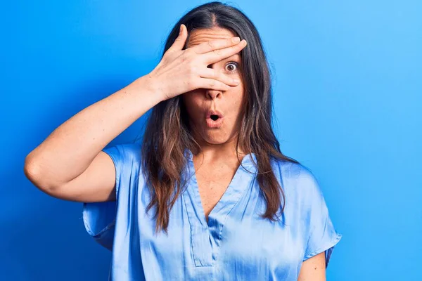 Jovencita Morenita Guapa Con Camiseta Casual Pie Sobre Fondo Azul —  Fotos de Stock