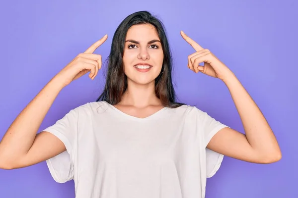 Joven Mujer Morena Hermosa Vistiendo Casual Camiseta Blanca Sobre Fondo — Foto de Stock