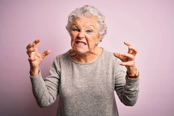 Senior Hermosa Mujer Con Camiseta Casual Pie Sobre Fondo Rosa —  Fotos de Stock