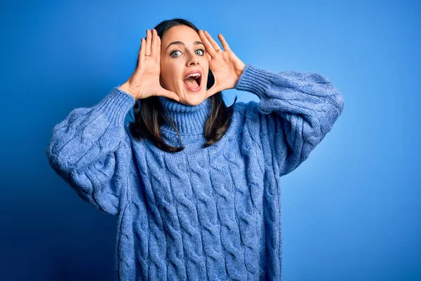 Jonge Brunette Vrouw Met Blauwe Ogen Dragen Casual Coltrui Glimlachend — Stockfoto