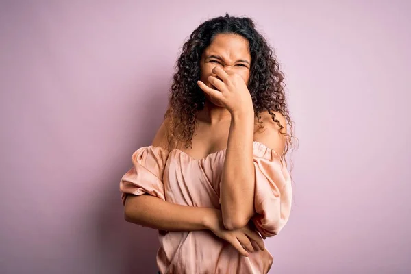 Jonge Mooie Vrouw Met Krullend Haar Draagt Casual Shirt Staan — Stockfoto