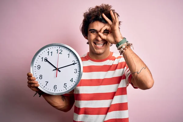 Jeune Homme Beau Tenant Une Grande Horloge Debout Sur Fond — Photo