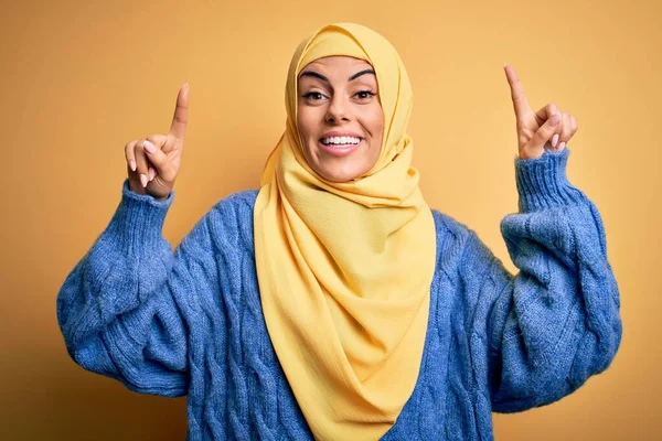 Una Guapa Morenita Musulmana Vestida Secuestra Árabe Sobre Fondo Amarillo — Foto de Stock