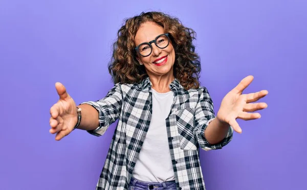 Mulher Bonita Meia Idade Vestindo Camisa Casual Óculos Sobre Fundo — Fotografia de Stock