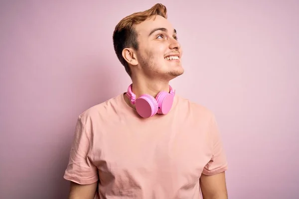 Joven Redhead Guapo Escuchando Música Usando Auriculares Sobre Fondo Rosa —  Fotos de Stock