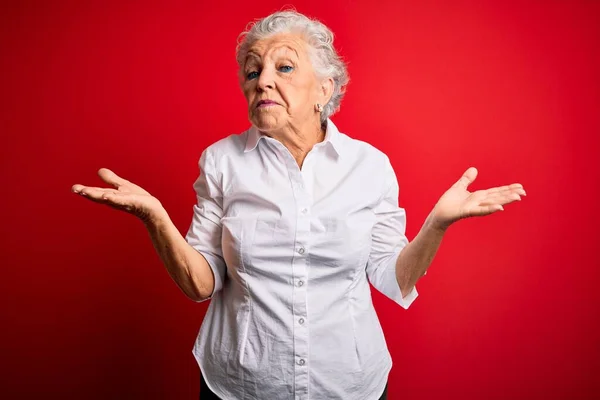 Senior Hermosa Mujer Con Camisa Elegante Pie Sobre Fondo Rojo —  Fotos de Stock