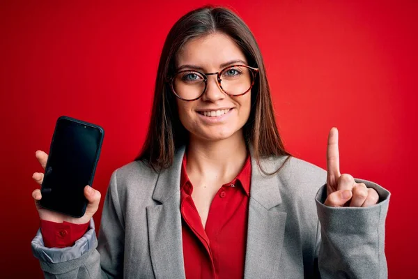 Junge Schöne Geschäftsfrau Mit Blauen Augen Smartphone Der Hand Bildschirm — Stockfoto