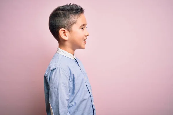 Ragazzo Bambino Che Indossa Camicia Elegante Piedi Sfondo Rosa Isolato — Foto Stock