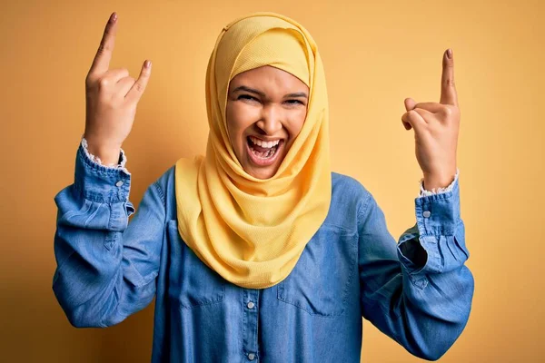 Jovem Mulher Bonita Com Cabelo Encaracolado Vestindo Árabe Tradicional Hijab — Fotografia de Stock