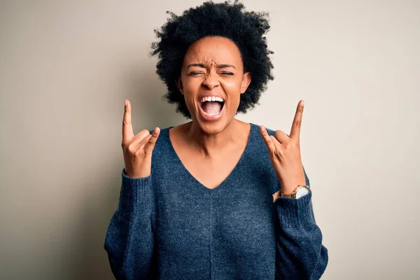 Ung Vacker Afroamerikansk Afro Kvinna Med Lockigt Hår Bär Casual — Stockfoto