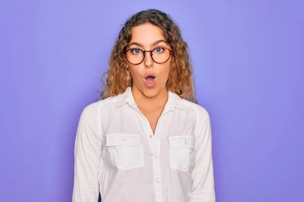 Jeune Belle Femme Aux Yeux Bleus Portant Chemise Décontractée Lunettes — Photo