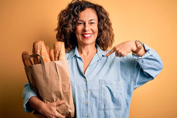 Μέση Ηλικία Όμορφη Γυναίκα Κρατώντας Χάρτινη Σακούλα Ψωμί Πάνω Από — Φωτογραφία Αρχείου