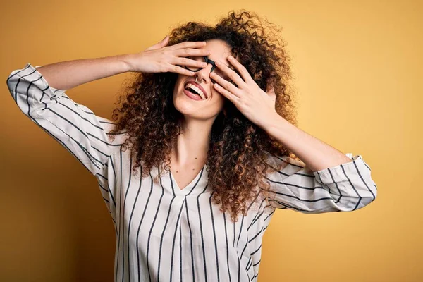 Jonge Mooie Vrouw Met Krullend Haar Piercing Dragen Gestreept Shirt — Stockfoto