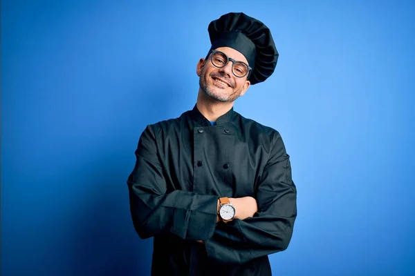 Jonge Knappe Chef Kok Draagt Cooker Uniform Hoed Geïsoleerde Blauwe — Stockfoto