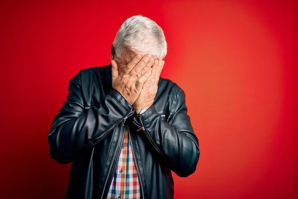 Senior Pohledný Chraptivý Muž Neformální Košili Bundě Přes Izolované Červené — Stock fotografie