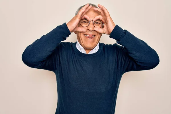 Ein Älterer Gutaussehender Grauhaariger Mann Mit Pullover Und Brille Vor — Stockfoto