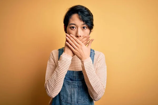 Jong Mooi Aziatisch Meisje Dragen Casual Denim Overalls Geïsoleerde Gele — Stockfoto