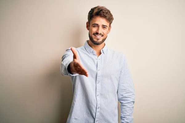 Junger Gutaussehender Mann Mit Bart Trägt Gestreiftes Hemd Das Über — Stockfoto