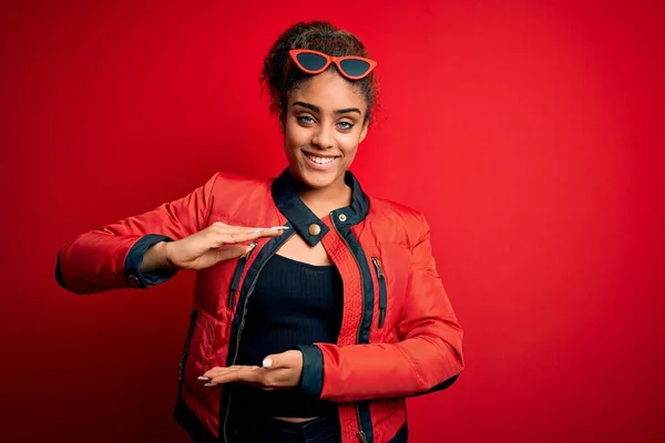 Hermosa Chica Afroamericana Vistiendo Chaqueta Roja Gafas Sol Sobre Fondo —  Fotos de Stock