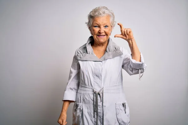 Senior Schöne Grauhaarige Frau Lässiger Jacke Vor Weißem Hintergrund Lächelnd — Stockfoto