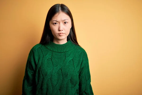 Giovane Bella Donna Asiatica Indossa Maglione Invernale Verde Sfondo Giallo — Foto Stock