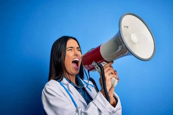 身穿医疗白衣的西班牙裔医生妇女在通过扩音器提出抗议时怒吼 在摇摆不定的说话和尖叫的新闻中大喊特喊 — 图库照片