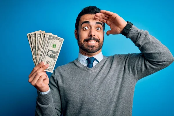 Joven Hombre Guapo Con Barba Sosteniendo Montón Billetes Dólares Sobre — Foto de Stock