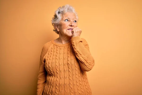 Starsza Piękna Siwowłosa Kobieta Ubrana Luźny Sweter Odizolowanym Żółtym Tle — Zdjęcie stockowe