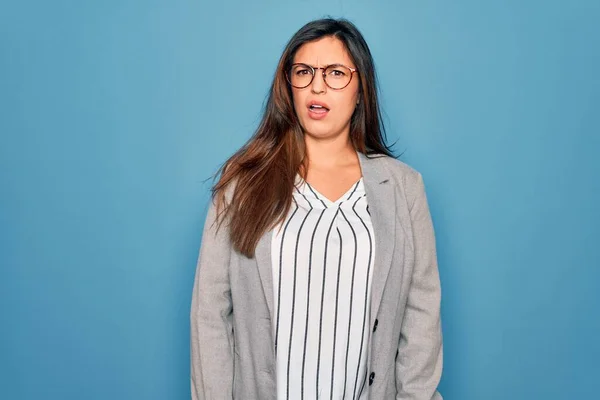 Jonge Spaanse Zakenvrouw Draagt Bril Staan Blauw Geïsoleerde Achtergrond Shock — Stockfoto