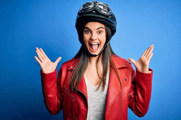 Jovem Bela Morena Motociclista Mulher Vestindo Capacete Motocicleta Jaqueta Comemorando — Fotografia de Stock