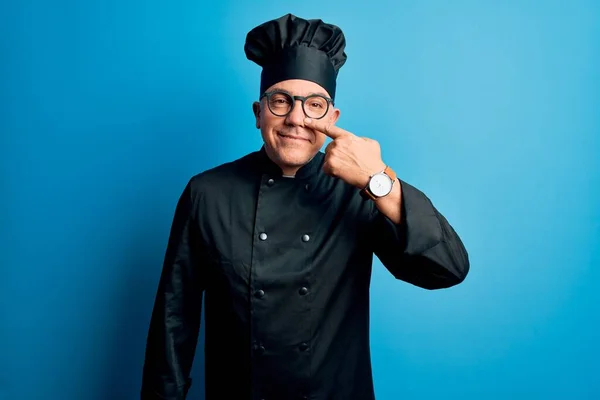 Hombre Guapo Cocinero Pelo Gris Mediana Edad Con Uniforme Cocina —  Fotos de Stock