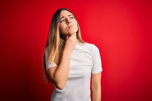 Mooie Blonde Vrouw Met Blauwe Ogen Met Casual Wit Shirt — Stockfoto