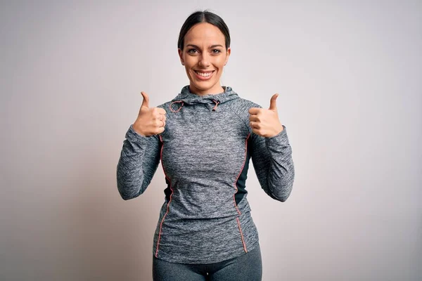 Joven Mujer Rubia Fitness Usando Ropa Entrenamiento Deportivo Sobre Signo — Foto de Stock