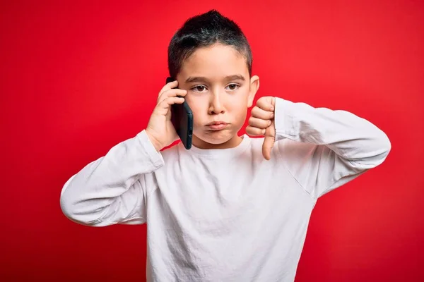 Jeune Garçon Enfant Parlant Sur Smartphone Mobile Sur Fond Rouge — Photo