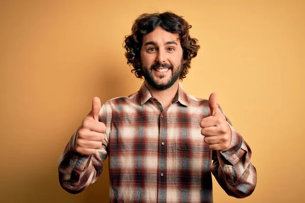 Homem Bonito Jovem Com Barba Vestindo Camisa Casual Sobre Fundo — Fotografia de Stock