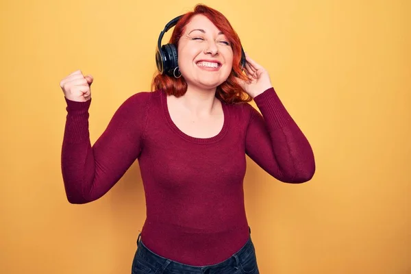 Ung Vacker Rödhårig Kvinna Lyssnar Musik Med Hörlurar Över Gul — Stockfoto