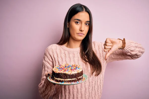 Jong Mooi Brunette Vrouw Holding Verjaardag Heerlijk Taart Roze Achtergrond — Stockfoto