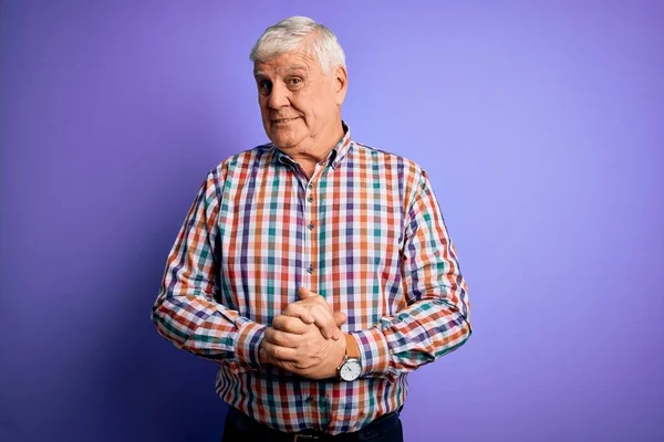 Starší Pohledný Chraptivý Muž Nenucené Barevné Košili Izolovaném Purpurovém Pozadí — Stock fotografie