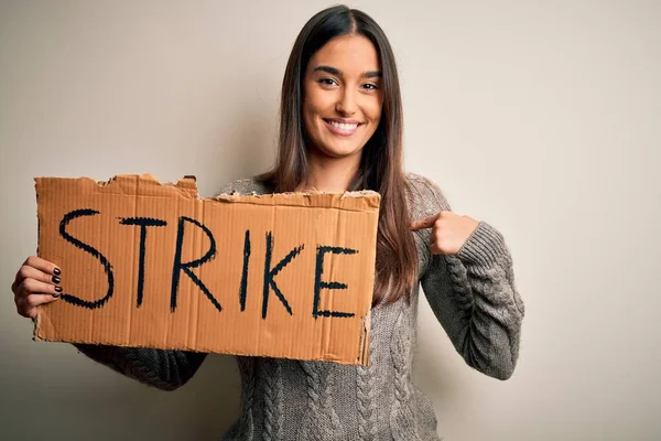 Jovem Bela Ativista Morena Protestando Segurando Cartaz Com Mensagem Greve — Fotografia de Stock