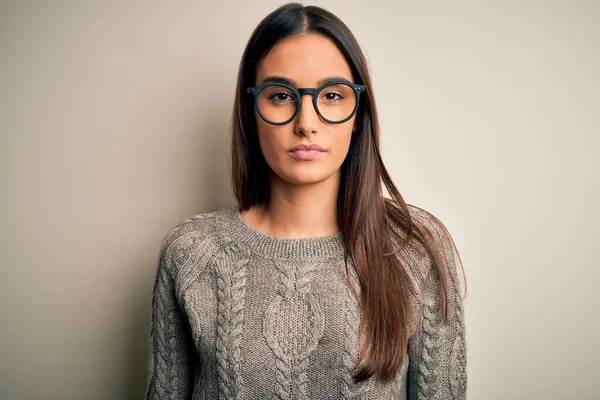 Jovem Bela Mulher Morena Vestindo Camisola Casual Óculos Sobre Fundo — Fotografia de Stock