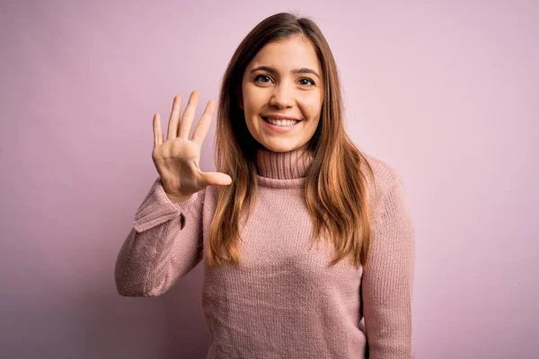 Schöne Junge Frau Trägt Rollkragenpullover Über Rosa Hintergrund Zeigt Und — Stockfoto