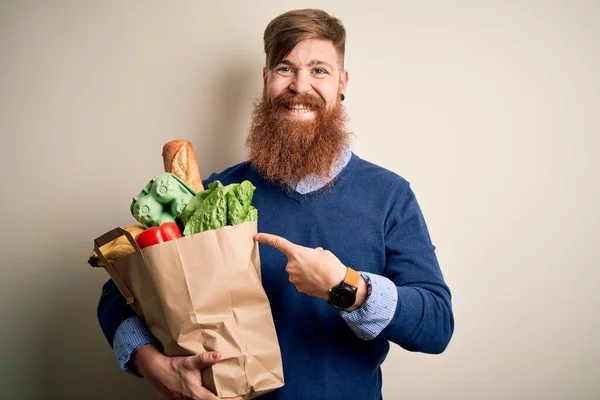 Pelirrojo Irlandés Con Barba Sosteniendo Comestibles Frescos Supermercado Sobre Fondo —  Fotos de Stock