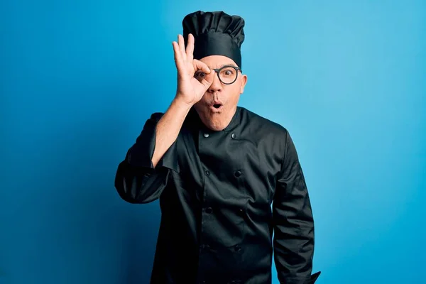 Meia Idade Bonito Homem Chef Cabelos Grisalhos Vestindo Uniforme Fogão — Fotografia de Stock