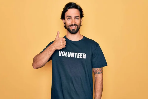 Jovem Bonito Homem Voluntário Hispânico Vestindo Camiseta Voluntária Como Assistência — Fotografia de Stock