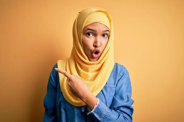 Junge Schöne Frau Mit Lockigem Haar Trägt Traditionellen Arabischen Hijab — Stockfoto