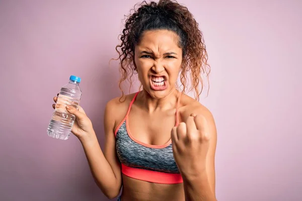 Schöne Sportlerin Mit Lockigem Haar Beim Sport Sportbekleidung Trinkflasche Wasser — Stockfoto